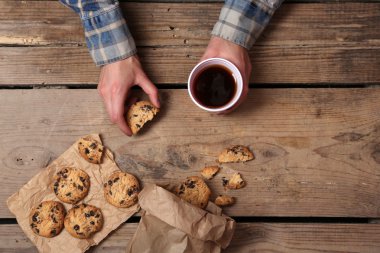 Fincan kahve ve ahşap masa tanımlama bilgilerini tutan eller yakın çekim