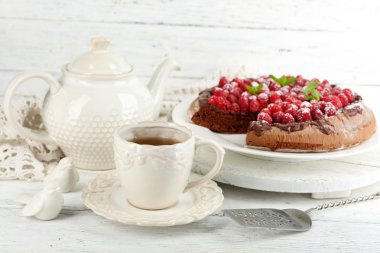 Çikolata sır ve ahududu rengi ahşap arka plan üzerinde ile çok kolay