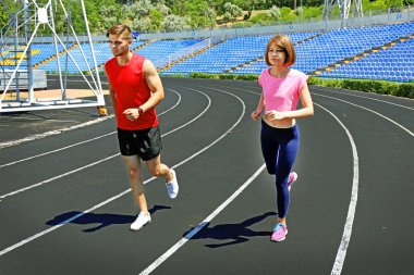 Gençler stadyum üzerinde koşu