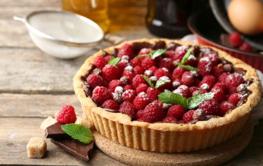 Ahşap arka plan üzerinde taze ahududu ile tart