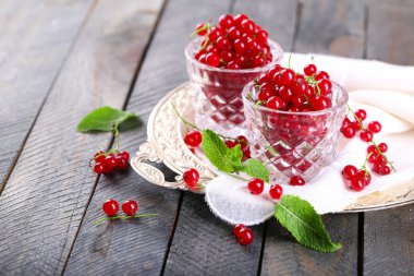 Taze kırmızı kuş üzümü gözlük masada yakın çekim