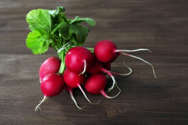 turp ahşap zemin üzerinde bir demetAnne ve oğlu geleneksel Ukrayna gömlekli yürümek çayır on