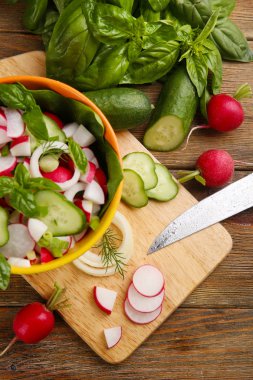 Taze sebze salatası, masaya yakın.
