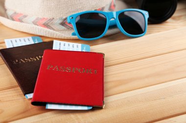 Güneş gözlüğü, pasaport ve bilet, ahşap arka plan üzerinde kapatın. Seyahat kavramı için hazırlanıyor