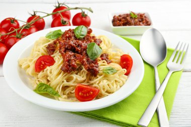 Spagetti Bolognese renk ahşap arka plan üzerinde beyaz plaka üzerinde