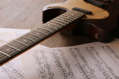 Elektro gitar müzik notlar üzerinde ahşap masa ile yakın çekim