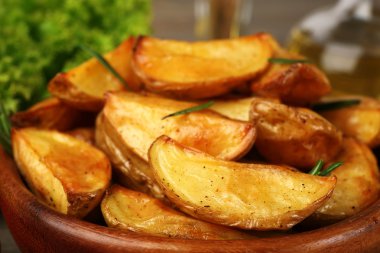 Patates dilimleri masada, closeup pişmiş