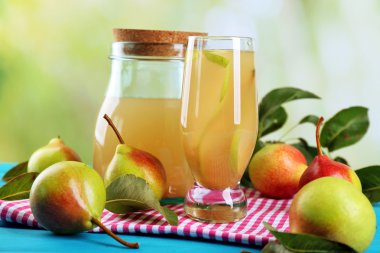 Taze armut suyu meyve parlak zemin üzerine