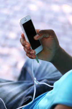 Afrika kökenli Amerikalı adam müzik dinleme