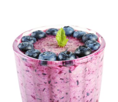 Bardak beyaz izole blueberry smoothie