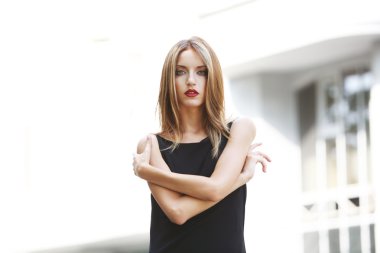 Şehir sokak poz güzel genç kız