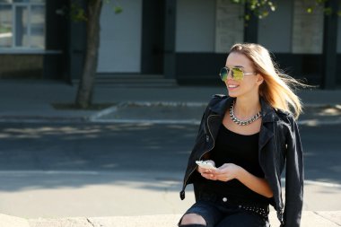 Şehir sokak poz güzel genç kız