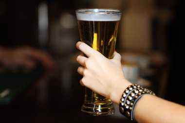 bira cam tutan kadın