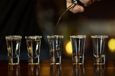 Barmen tekila cam içine yağıyor
