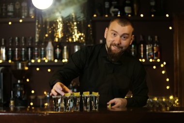 Barmen tekila gözlüklü