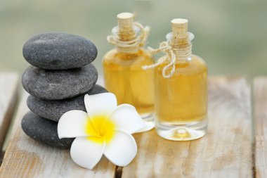 Güzel spa kompozisyon taşlarla açık havada