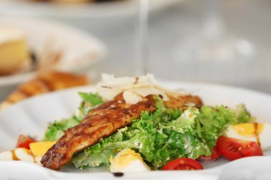 Lezzetli salata ile servis şarap, yakın çekim