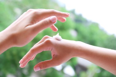 Kadınlar krem uygulamak