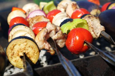 Barbekü mangal closeup ortasında