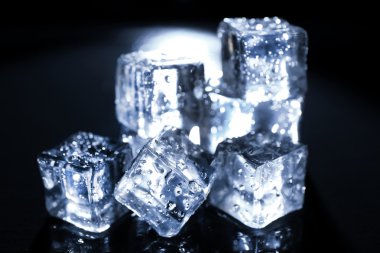Parlayan buz küpleri