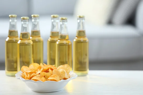 Table at home with chips and drinks for friends — Stock Photo, Image