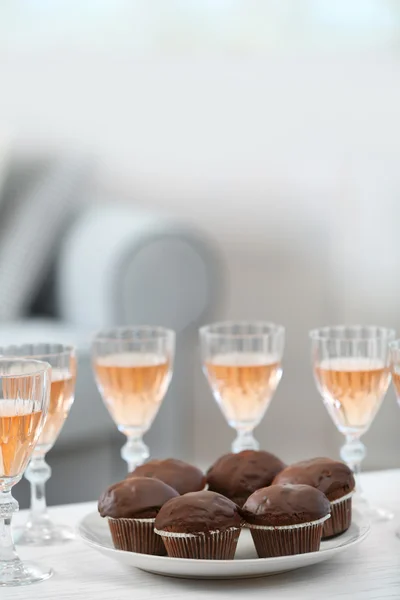 Mesa em casa com alimentos e bebidas para amigos — Fotografia de Stock