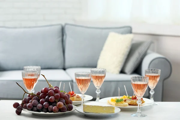 Tisch zu Hause mit Speisen und Getränken für Freunde — Stockfoto