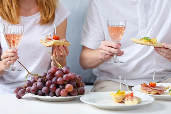 Vänner händer med glas vin och snacks, närbild — Stockfoto