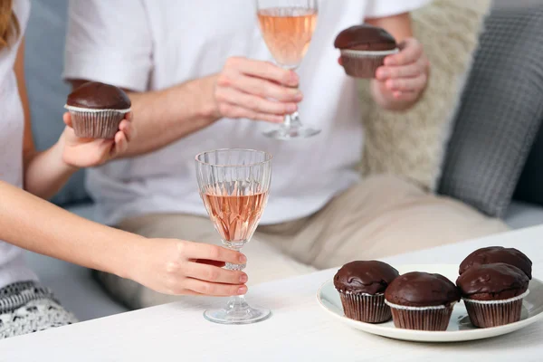 Mani amiche con bicchieri di vino e dessert, da vicino — Foto Stock