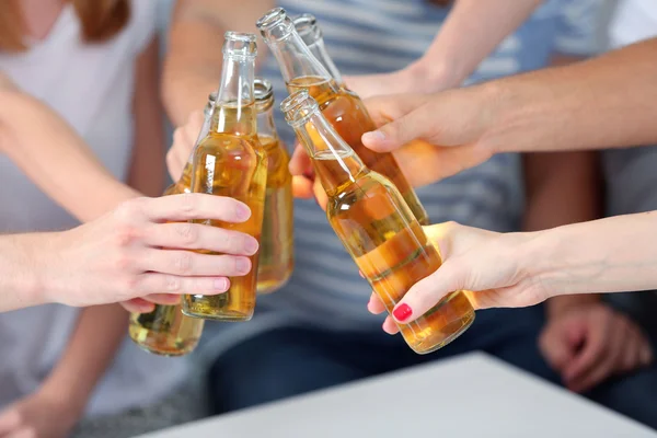 Przyjaciele ręce z butelki piwa, z bliska — Zdjęcie stockowe