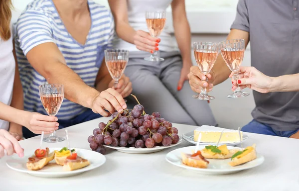 Friends hands with glasses of wine and snacks, close up — Stock Photo, Image