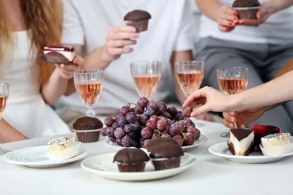 Mani amiche con bicchieri di vino e dessert, da vicino — Foto Stock