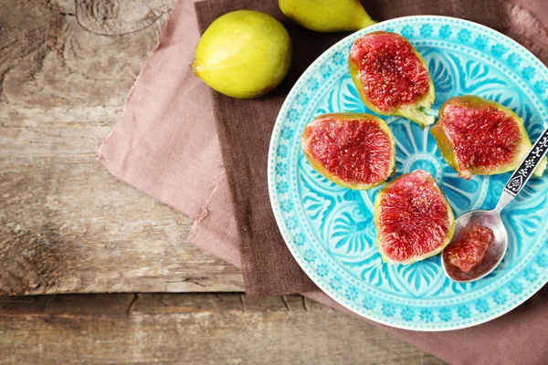 Ripe figs on plate, on wooden background — Stock Photo, Image