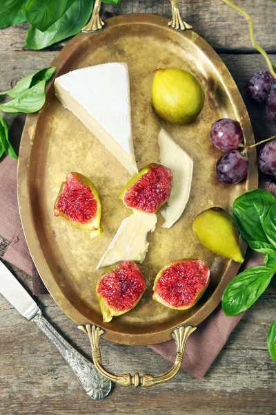 Ripe figs and cheese on tray, on wooden background — Stock Photo, Image