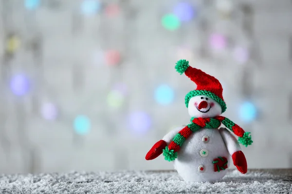 Hezký sněhulák na vánoční pozadí — Stock fotografie