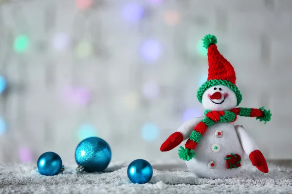 Милий сніговик на різдвяному фоні — стокове фото