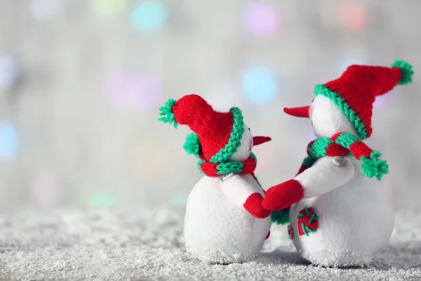 Roztomilý sněhuláci na vánoční pozadí — Stock fotografie