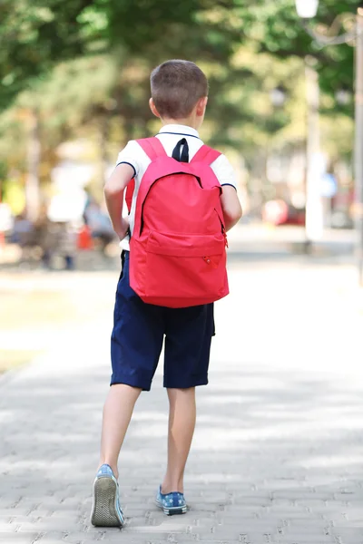 Menino com saco de escola grande, ao ar livre — Fotografia de Stock