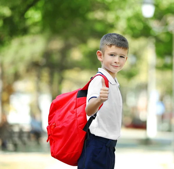 Kleine jongen met grote school tas, buiten — Stockfoto