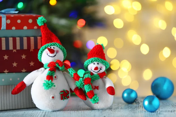 Bonitos bonecos de neve no fundo de Natal — Fotografia de Stock