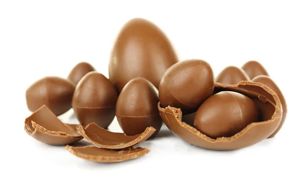 Oeufs de Pâques en chocolat isolés sur blanc — Photo