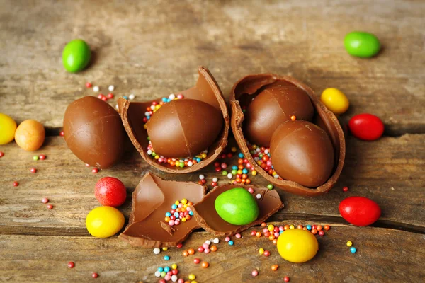 Chocolate ovos de Páscoa em fundo de madeira — Fotografia de Stock