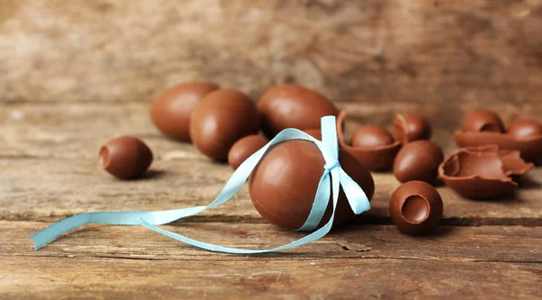 Chocolate ovos de Páscoa em fundo de madeira — Fotografia de Stock