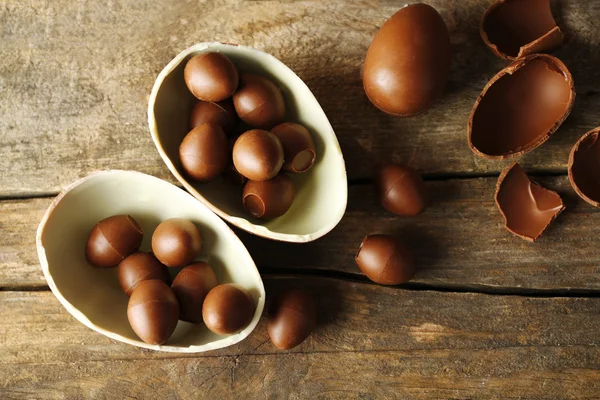 Chocolate ovos de Páscoa em fundo de madeira — Fotografia de Stock