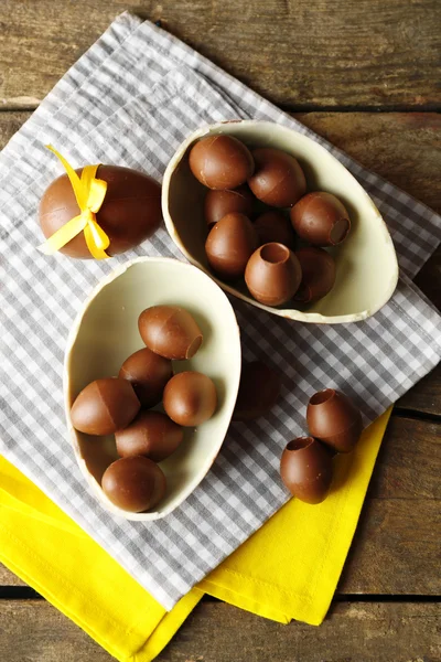 나무 배경 위에 초콜릿 부활절 달걀 — 스톡 사진