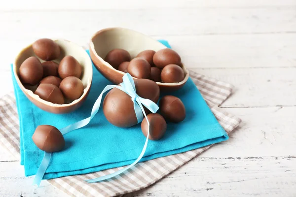 Schokolade Ostereier auf weißem Holzgrund — Stockfoto