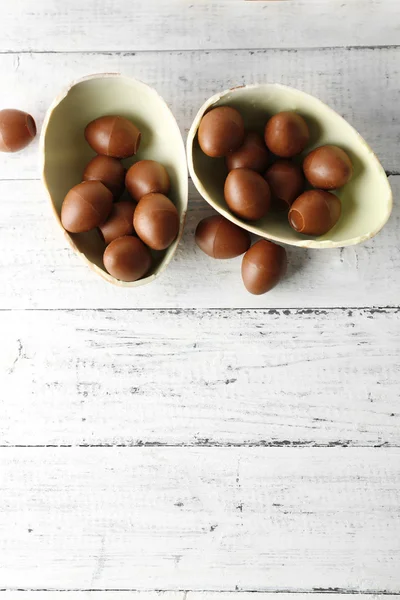 Choklad påsk ägg på vit trä bakgrund — Stockfoto