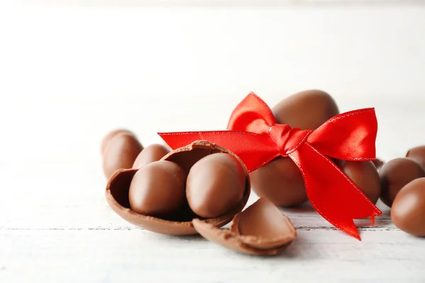 Čokoládové velikonoční vejce na bílém dřevěném pozadí — Stock fotografie