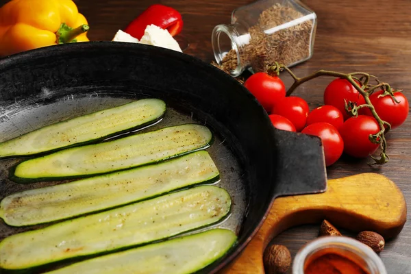 Ingredienti freschi e fette di zucchine fritte per preparare involtini di zucchine su fondo di legno — Foto Stock