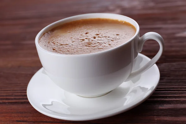 Xícara de café em fundo de madeira — Fotografia de Stock